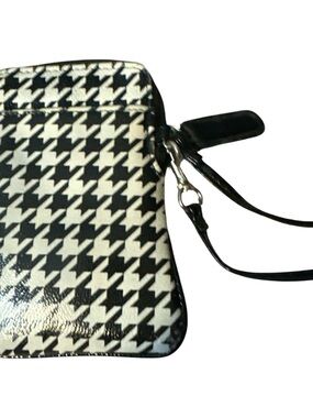 Amazon Essentials Black & White Houndstooth Wristlet card slots pocket